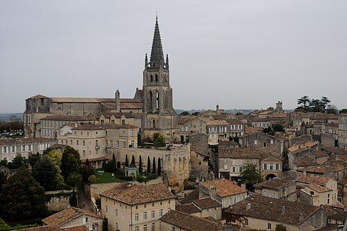 Les toits de Saint-Émilion dominés par le clocher de l’église monolithe