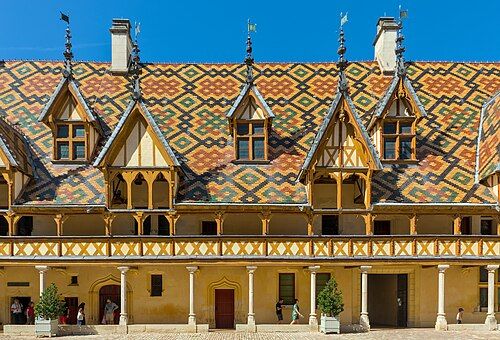 Toits de tuiles vernissées et galeries de bois de la cour de l’Hôtel-Dieu de Beaune