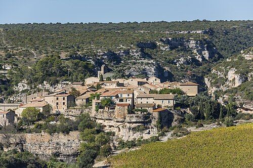 Le village de Minerve sur son éperon rocheux, au-dessus des gorges et des vignes