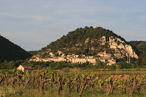 Le village perché de Séguret au pied de sa falaise, au-dessus des vignes