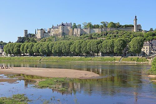 La forteresse de Chinon au-dessus des toits de la ville et de la Vienne
