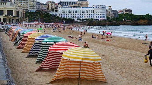 Tentes rayées sur la Grande Plage de Biarritz en été