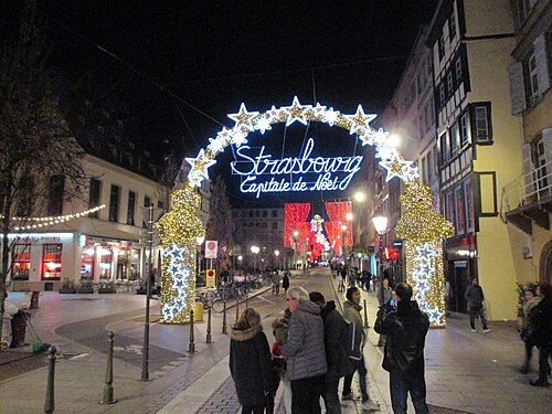 L’arche lumineuse « Strasbourg capitale de Noël » à l’entrée du marché de Noël